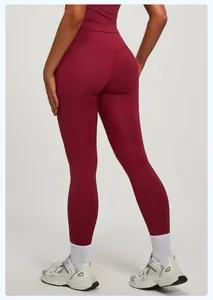 Vista posteriore di leggings yoga bordeaux effetto nudo con vestibilità push-up.