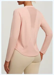 Détail de la vue arrière d'un haut de yoga rose à manches longues avec maille respirante