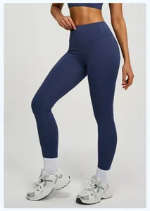 Dettaglio dei leggings da yoga blu navy a vita alta senza cuciture frontali per sport