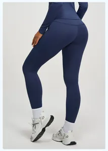 Dettaglio dei leggings da yoga blu navy a vita alta con cuciture modellanti per glutei