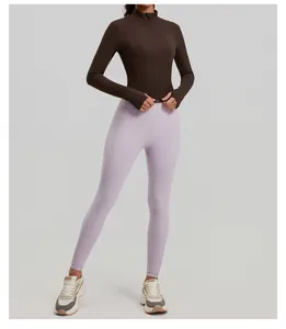 Detailweergave van bruin yoga-jack met opstaande kraag en lavendelkleurige legging
