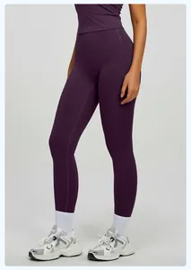 Dettaglio dei leggings da yoga a vita alta viola prugna per l'allenamento fitness