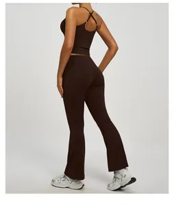 Vista posteriore set yoga marrone con top incrociato sul retro e leggings svasati