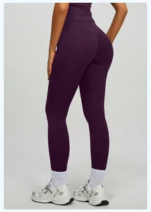 Dettaglio dei leggings da yoga viola a vita alta con effetto push-up e sensazione nuda