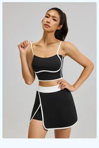 Detailansicht des schwarzen Sportsets mit weißer Paspelierung für Fitness und Yoga