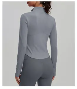 Gedetailleerd achteraanzicht van een grijs yoga-jasje met lange mouwen en ribtaille