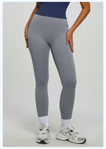 Leggings da yoga grigi a vita alta con effetto push-up per fitness e palestra sportiva.