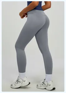 Vista laterale dettagliata dei leggings yoga grigi a vita alta con effetto fessier modellante