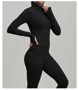 Nauwsluitend zwart sportjack met opstaande kraag en duimgaten voor yoga en fitness