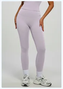 Primo piano di leggings da yoga lilla a vita alta in tessuto effetto pelle