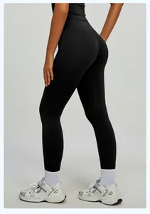 Vista dettagliata dei leggings yoga neri a vita alta in tessuto senza cuciture effetto nudo.