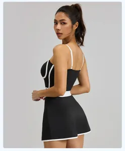 Rückenansicht eines schwarzen Sportsets mit weißen Paspeln und Trägern