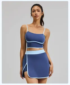 Vorderansicht eines blauen zweiteiligen linearen Sportsets mit Crop Top und Skort.