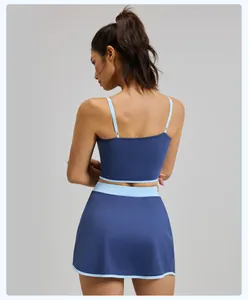 Rückansicht des blauen zweiteiligen Sportsets für Sommerlaufen und Yoga