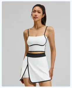Nahaufnahme eines weißen Sportsets mit schwarzen Konturen an einem asiatischen Model