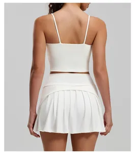 Vue arrière détaillée d'une jupe de tennis plissée blanche avec une brassière de sport assortie