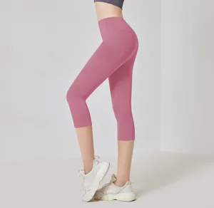 Vista laterale dei pantaloni capri da yoga rosa a vita alta con vestibilità slim