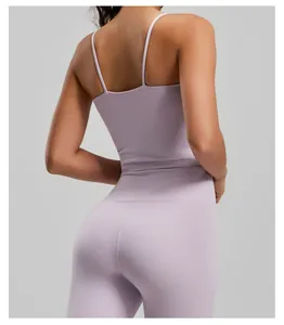 Détail de la vue arrière d'un débardeur de yoga lavande avec de fines bretelles réglables