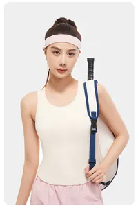 Détail du débardeur de sport blanc avec coussinets sur mannequin avec sac de tennis