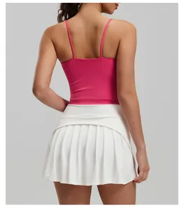 Vue arrière détaillée d'un débardeur de yoga rose et d'une jupe de sport plissée blanche