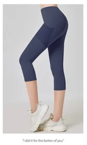 Dettaglio dei leggings da yoga blu navy a vita alta con tasca laterale corta