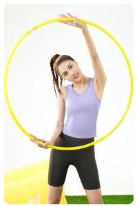 Détail de qualité d'un débardeur de sport violet respirant avec coussinets