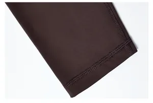 Detailopname van donkerbruine yoga leggings met hoogwaardige platte naden.