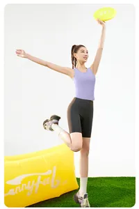 Mannequin portant un débardeur de sport violet et un short noir sur l'herbe