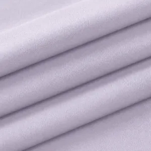 Tessuto in nylon double face morbido per top yoga a maniche lunghe dalla vestibilità slim.