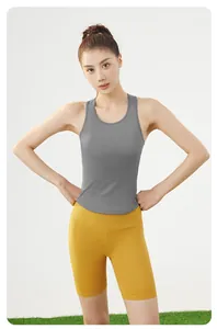 Débardeur de sport gris professionnel avec coussinets intégrés et short jaune de fitness