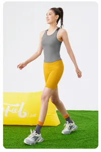 Vue détaillée d'un débardeur de sport gris respirant avec coussinets sur un mannequin.
