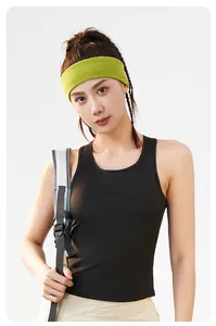 Débardeur de sport hautement élastique avec coussinets de poitrine fixes pour femmes.