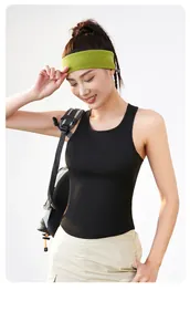 Gros plan d'un débardeur de sport extensible avec coussinets intégrés sur mannequin.