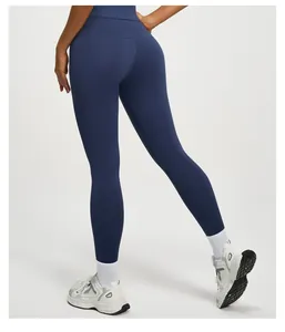 Vue arrière d'un legging de yoga bleu marine à taille haute avec baskets blanches.