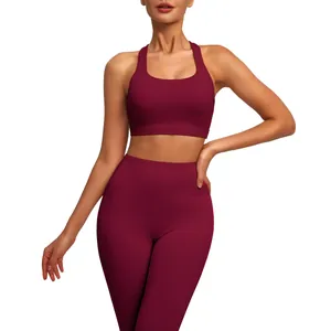 Professionele bordeauxrode yogaset bestaande uit een sportbeha en legging met hoge taille.