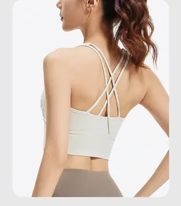 Vista trasera detallada de un sujetador deportivo de canalé beige con diseño cruzado
