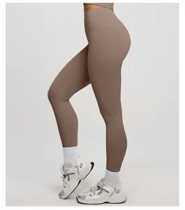Vue détaillée d'un legging de yoga taille haute moka avec effet push-up sans couture
