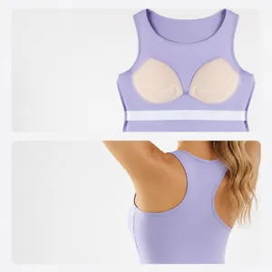 Débardeur de sport violet avec coussinets intégrés et dos nageur pour le fitness