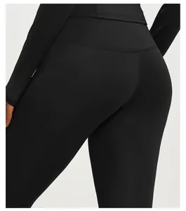 Détail en gros plan d'un legging de yoga noir à taille haute et coutures.