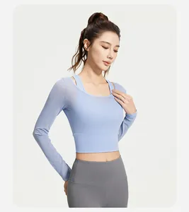 Model draagt een lichtblauwe mesh fake tweedelige yoga top met lange mouwen en bh