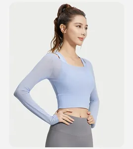Detail van blauwe mesh yoga-top in faux-tweedelig design met bh