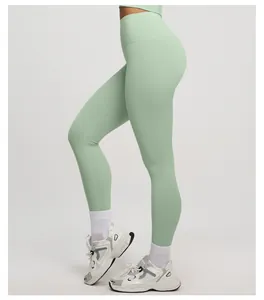 Détail de la coupe de ce pantalon de yoga sans couture vert menthe à taille haute