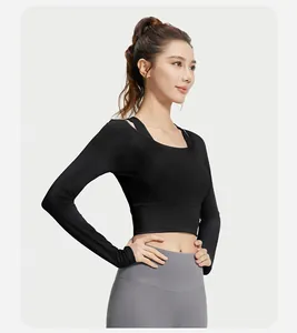Detailweergave van de zwarte yoga-top met lange mouwen en inzetstukken van gaas