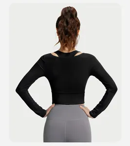Achteraanzicht van een zwarte yoga top met lange mouwen en mesh fake tweedelig ontwerp.
