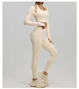 Elegante beige tweedelige yogaset met haltertop overlay en sportlegging met hoge taille voor dames