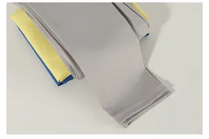 Dettaglio dei leggings da yoga a vita alta che mostra il tessuto elastico e le cuciture