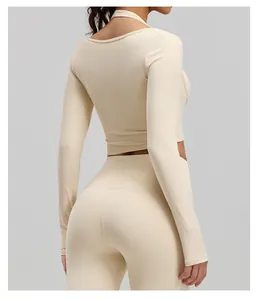 Achteraanzicht van een beige yoga-set met haltertop en hoge taille legging sport