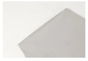Dettaglio ravvicinato di pantaloni da yoga a vita alta con delle cuciture rinforzate.