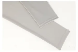 Vue détaillée des coutures renforcées sur un pantalon de yoga gris clair effet seconde peau