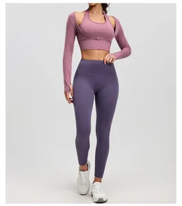 Volledig overzicht van de paarse halter yoga top en paarse legging op model in de studio